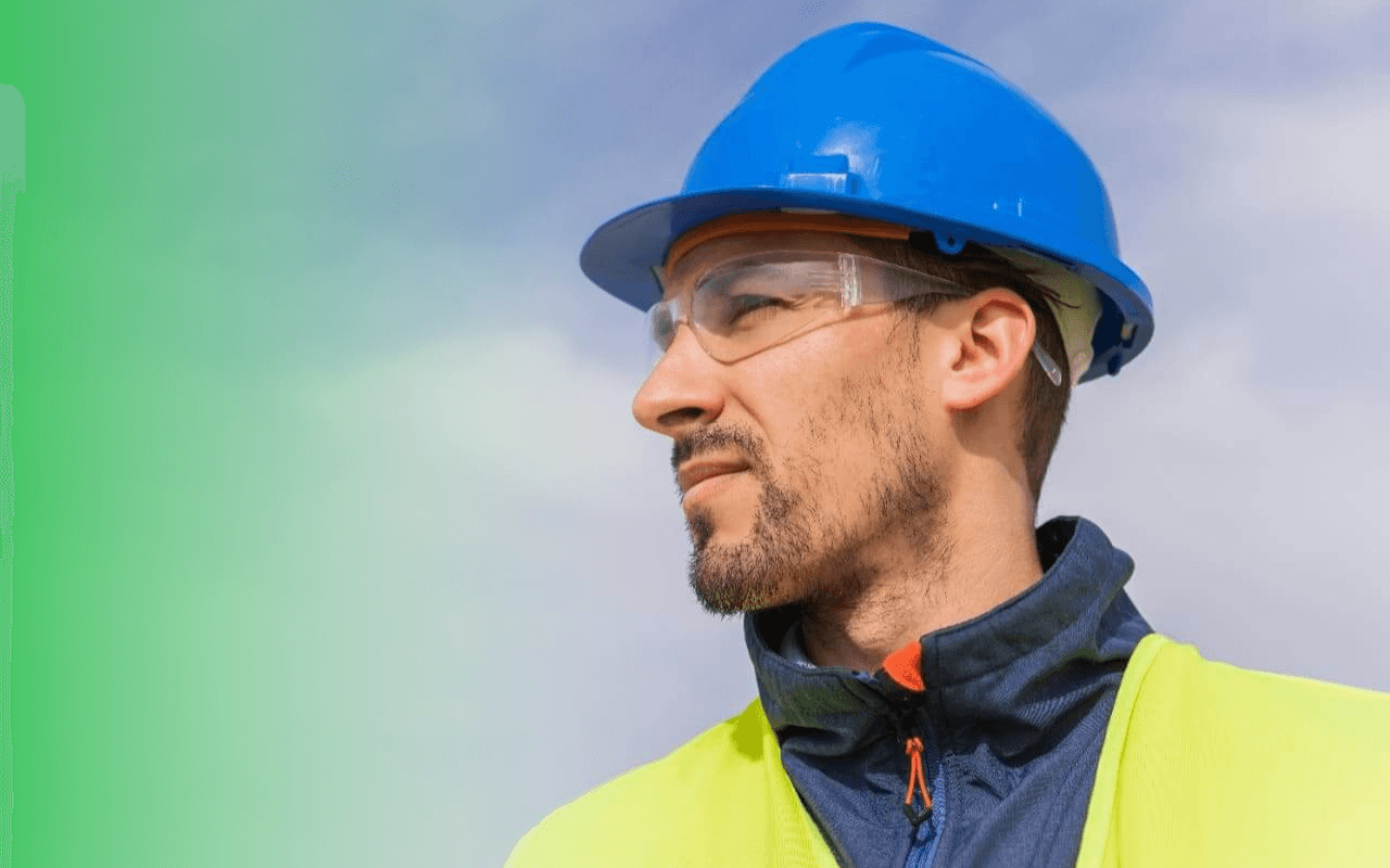 Técnico com capacete e óculos de segurança para lugares insalubres